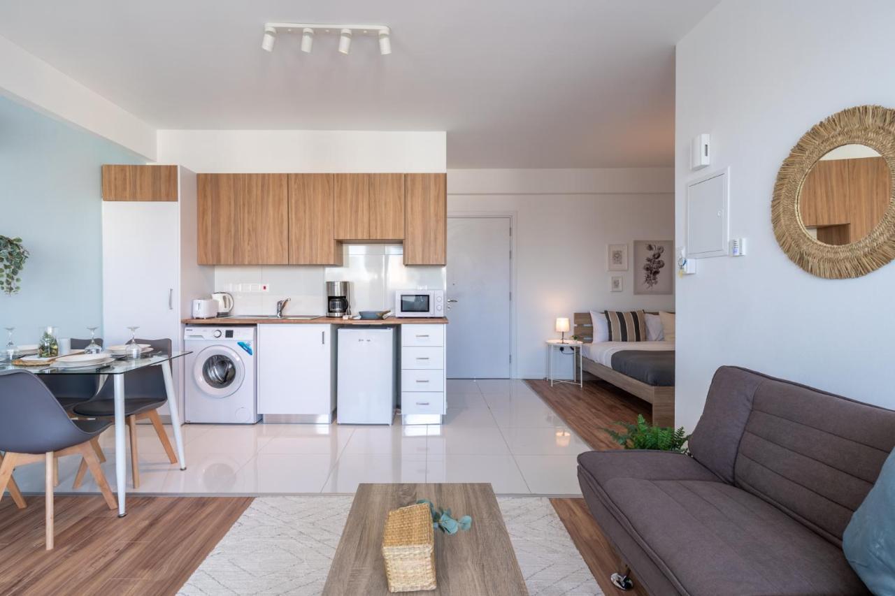 Livia Studio Apartment In Larnaca Eksteriør billede