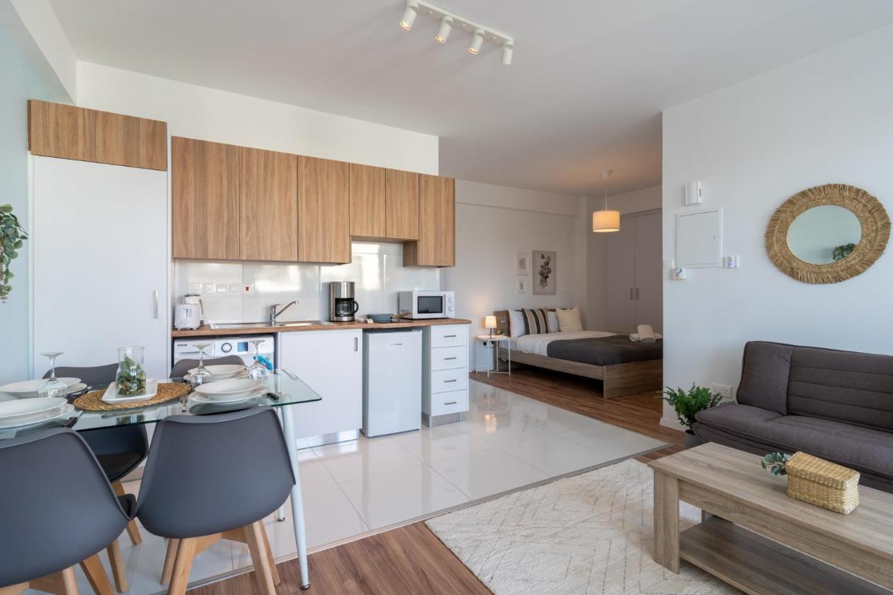 Livia Studio Apartment In Larnaca Eksteriør billede